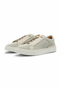 Sneaker basse in mesh e suede di color grigio chiaro con suola crema, dotate di chiusura con lacci e accenti di design minimalista.