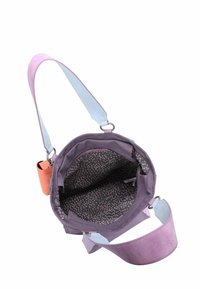 Ronde paarse tas met een gladde buitenkant en een contrasterende lichtblauwe schouderband. Binnenkant heeft een zwarte voering met roze stippenpatronen. Kleine oranje accessoire inbegrepen.