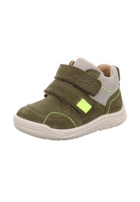 Grüne Wildledersneaker mit Netzpaneelen, zwei Klettverschlüssen und neon-gelbem Akzent. Verfügt über eine leichte Sohle mit strukturiertem Boden.