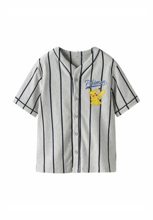 Chemise grise à manches courtes avec boutons, rayures noires verticales, illustration Pikachu et texte "Pokémon" sur la poitrine gauche.