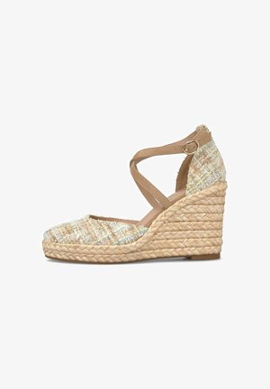 Sandalia alpargata de cuña con tacón de yute trenzado beige, parte superior de tela de cuadros y correa para el tobillo en color marrón con cierre de hebilla.