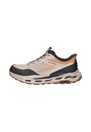 Beige und schwarze Skechers Sportschuhe mit orangefarbenen Akzenten, vorderer Schnürung, gepolsterter Sohle und Goodyear-Profil, entwickelt für Fußgewölbestütze und Komfort.