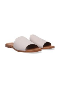 Lichtgrijze suedine slide sandalen met een open teen ontwerp en een tan platte zool. Heeft een minimalistisch silhouet en een gladde textuur.