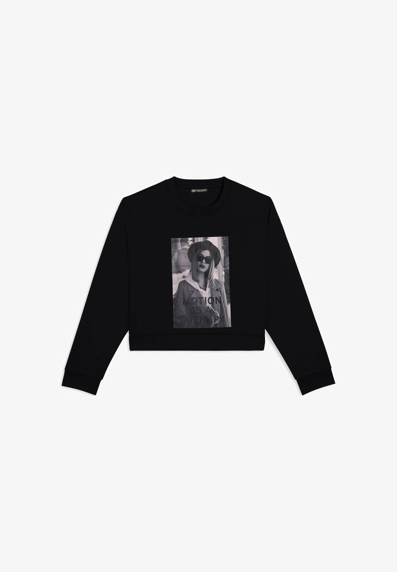 Felpa nera a maniche lunghe con una grande stampa grafica in bianco e nero con il testo "MOTION IS A THING" e una modella che indossa occhiali da sole.