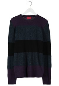 Sweter dzianinowy w poziome paski w ciemnozielonym, czarnym i purpurowym odcieniu. Posiada okrągły dekolt oraz ściągacze na mankietach i dolnym brzegu.