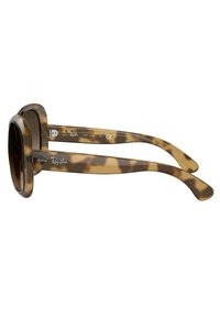 Occhiali da sole tartarugati con una montatura spessa e lenti marroni. Le caratteristiche includono una forma arrotondata e aste eleganti con il marchio Ray-Ban.