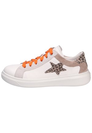 Sznurowane obuwie sportowe