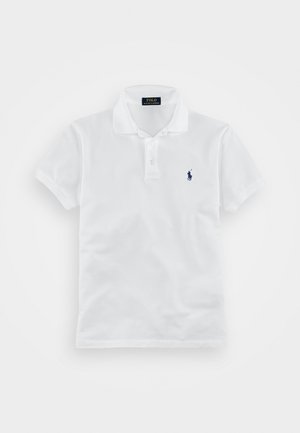 Hvit polo skjorte laget av bomull, med klassisk krage, tre knapper og en liten marineblå logo på venstre bryst.