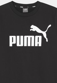 Sudadera negra de cuello redondo con gran logo blanco de Puma y gráfico de puma saltando en el pecho.