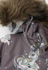 Giacca viola con stampa di unicorno e rifiniture in pelliccia grigia sul cappuccio; include bottoni e automatici per la chiusura. Tessuto morbido e texturizzato.