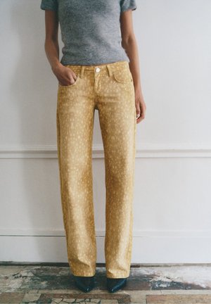 PULL&BEAR, BAMBI ANIMAL PRINT STRAIGHT-LEG JEANS - Jean droit - sand