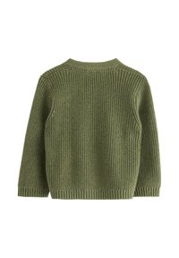 Olivgrön stickad tröja med ribbad textur, rundad hals och långa ärmar. Baksidan är enfärgad utan några ytterligare designinslag.