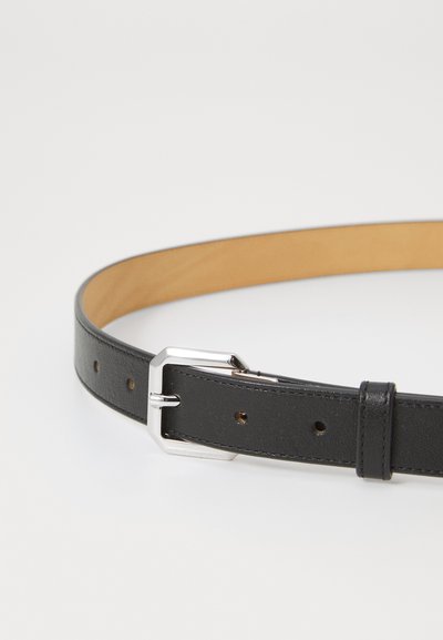 Ceinture en cuir noir avec une texture lisse, dotée d'une boucle rectangulaire en argent et de plusieurs trous d'ajustement le long de la sangle.