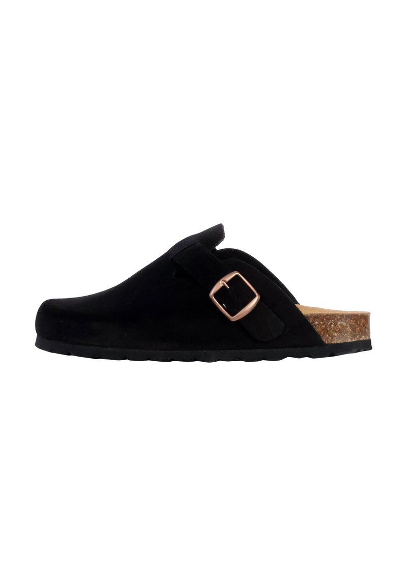 Zoccoli in suede nera con suola in sughero, dotati di una tracolla regolabile e una fibbia in metallo. Il design è semplice e dalle linee sobrie.