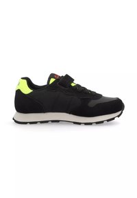 Scarpa sportiva nera con pannelli in tessuto e camoscio, dettagli verde neon sul tallone e sulla linguetta, design con lacci e cinturino in Velcro, suola testurizzata.