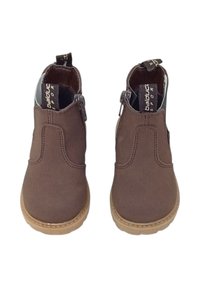 Stivaletti marroni alla caviglia con una cerniera su ciascun lato, realizzati in materiale morbido e dotati di punta rotonda e suola in gomma. Dettagli di cucitura classica.