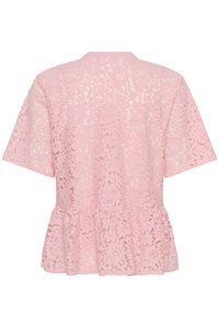 Haut en dentelle rose avec des manches courtes, design peplum, motif floral, bords festonnés et encolure ronde. Le tissu est semi-transparent.