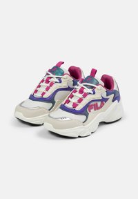 Scarpe da ginnastica bianche e viola realizzate con materiali in rete e sintetici. Presentano un sistema di allacciatura prominente, un colletto imbottito e un logo sul lato.