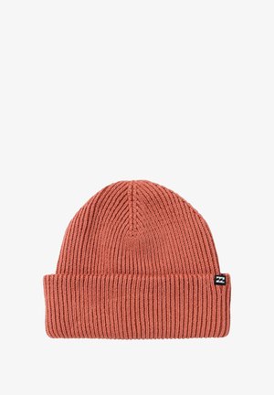 Gorro de punto en color óxido-oscuro con textura acanalada, puño doblado y una pequeña etiqueta de logo negra en el lateral.