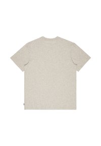 Camiseta lisa de manga corta en gris claro, extendida y mostrando la parte trasera con cuello redondo y sin logotipos ni diseños visibles.