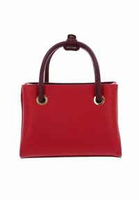 Punainen rakennekäsilaukku tummanruskeilla pyöreillä kahvoilla, jotka on kiinnitetty kultaisilla metallirengasilla valkoista taustaa vasten.