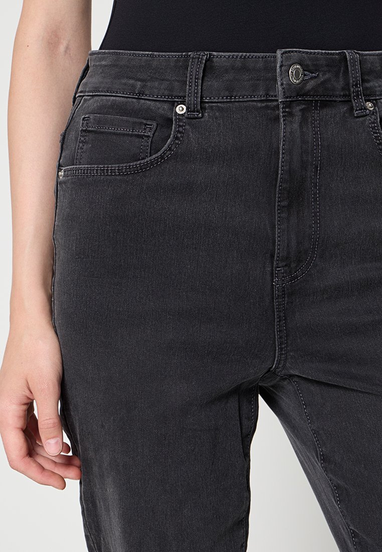Zwarte denim jeans met een slim fit, voorzien van zijzakken, een knoopsluiting en contrasterende stiksels langs de naden.