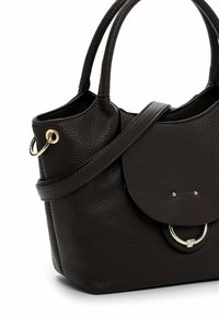 Tumepruun tekstureeritud nahk käekott, millel on kaks kätet, eemaldatav õlarihm ja ümar klapp, mis on kaunistatud hõbedaste metalldetailidega.