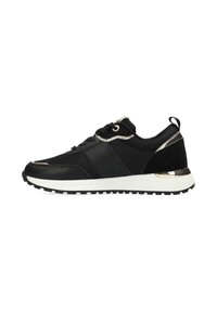 Baskets de sport noires avec semelle blanche, dessus en mesh et cuir, accents métalliques et languette au talon, vues du côté extérieur.