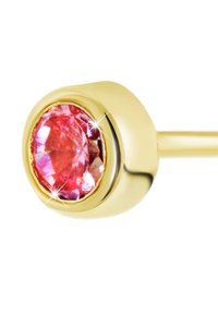 Boucle d'oreille en or avec une pierre précieuse rose ronde, texture lisse, surface brillante et monture polie avec des accents de scintillement subtils.