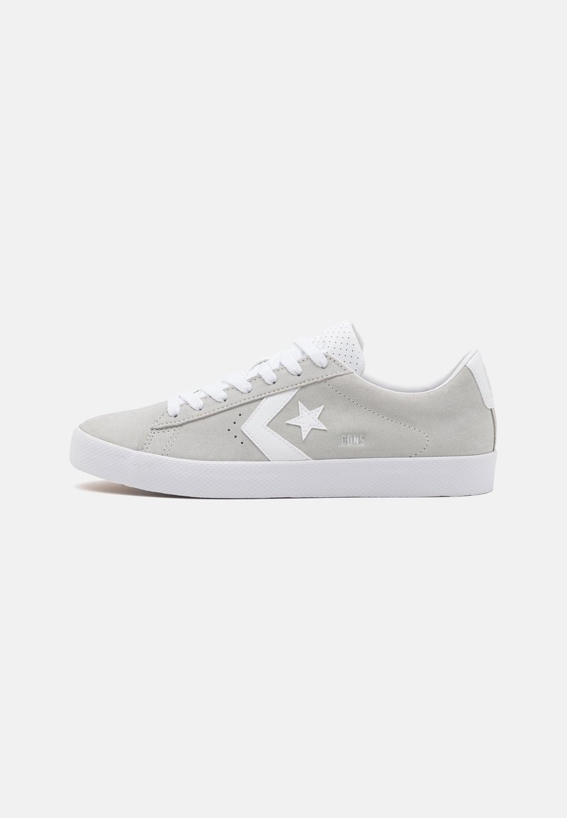 Sneakers da uomo in suede grigio chiaro con accenti bianchi, dotati di logo a stella, punta rotonda, pannelli perforati e suola in gomma bianca.
