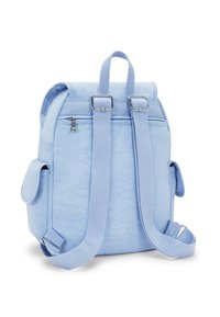 Zaino azzurro chiaro con due spallacci regolabili, maniglia superiore, tasche laterali e dettagli in metallo argentato su cerniere e fibbie.