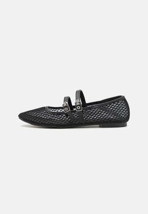 Schwarze Ballettschuhe aus Netzmaterial mit spitzem Zehenbereich, ausgestattet mit zwei verstellbaren schwarzen Riemen mit silbernen Beschlägen. Strukturierte und leichte Konstruktion.
