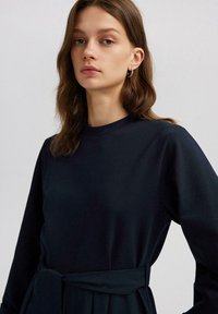 Touché Privé BELTED OVERALLS - Tuta jumpsuit - navy blue