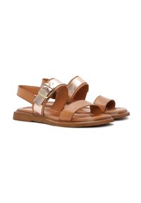 Sandali in cuoio tan con due ampie cinghie e un accento metallico, dotati di chiusura a fibbia e suola piatta e testurizzata.