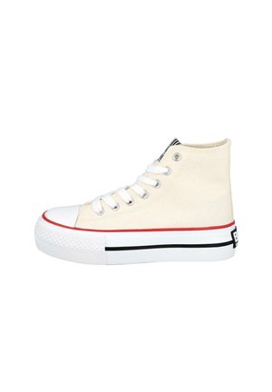 Zapatilla de lona alta color blanco roto con cordones blancos, detalle de rayas rojas y negras en suela gruesa de goma blanca, vista lateral.