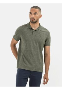 Donkergroen polo shirt met korte mouwen en een gestructureerde afwerking, voorzien van een kraag en een enkele knop bij de halsopening. Laatstgenoemd is benadrukt door een klein logo.