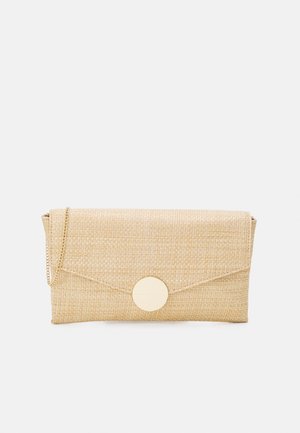 Beige vævet clutch lavet af tekstureret materiale med en klaplukning, der har en cirkulær gulddetalje og en kæderem.