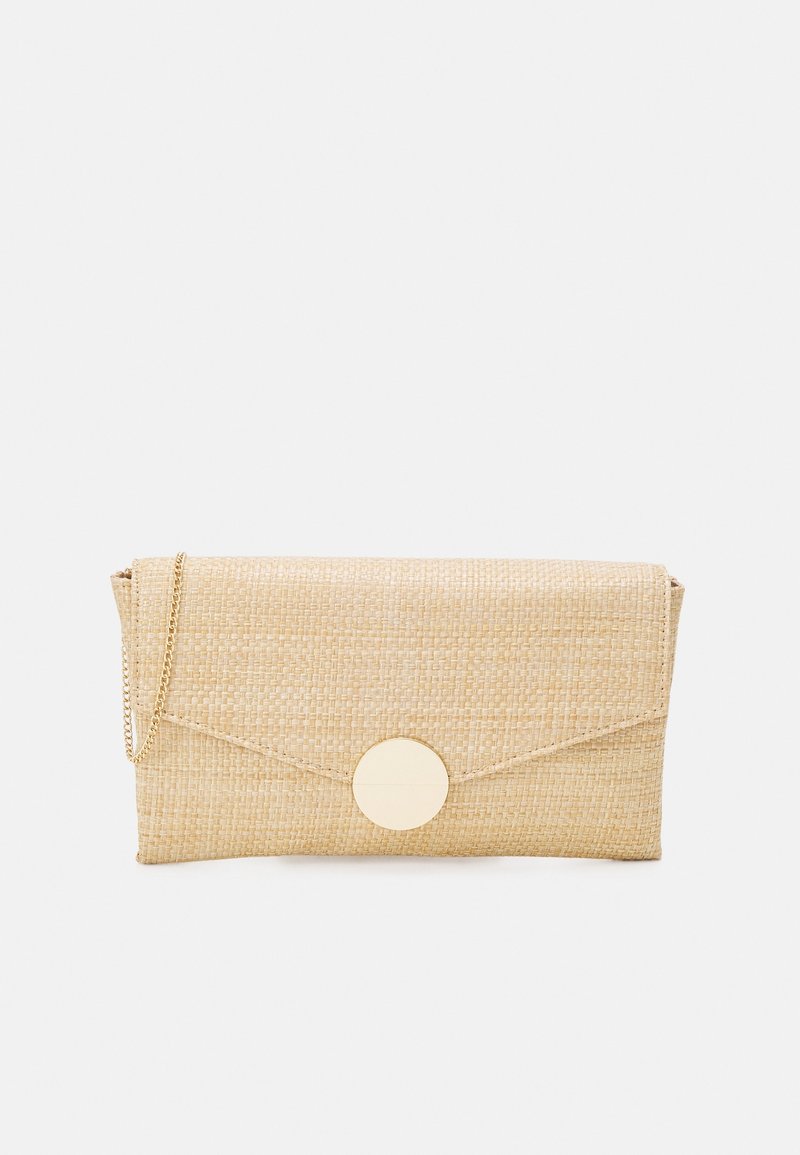 Pochette beige tissée en matériau texturé avec fermeture à rabat, ornée d'un accent circulaire doré et d'une bandoulière chaîne.