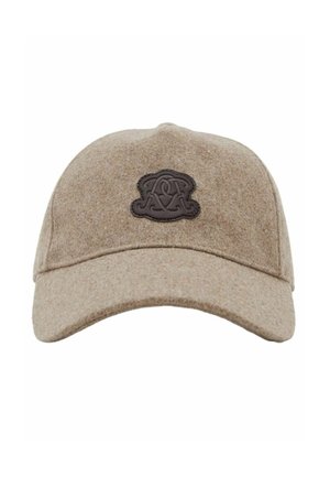 Béžová vlnená baseballová čiapka s zaoblenou korunkou, ohnutým šiltom a tmavohnedou koženou nášivkou s precíznym logom na prednej strane.