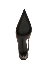 Chaussure à talon haut marron avec un bout pointu, présentant un design épuré, une finition brillante et une semelle noire texturée pour l'adhérence.