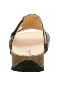 Schwarze Ledersandale mit Korksohle, offenem Fersenbereich, strukturierten Riemen und geformtem Fußbett für Komfort. Minimalistisches Design ohne sichtbare Beschläge.