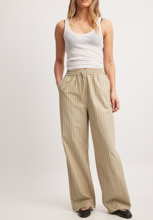 NA-KD, GESTREIFTE MIT TUNNELZUG - Nohavice - beige stripe