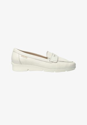 Mocassin en cuir blanc sans lacets avec semelle basse et bande décorative sur le devant, conçue pour un usage décontracté ou formel.