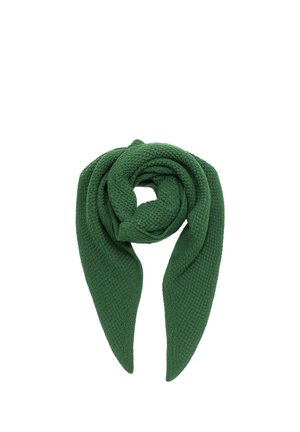 Grüner gestrickter Schal mit strukturiertem Muster, gefaltet und locker zu einem Knoten auf weißem Hintergrund drapiert.
