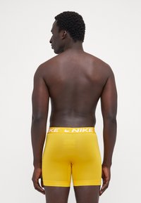 Nike Underwear ESSENTIAL 3 PACK - Boxer briefs - uni gold/picante red/black