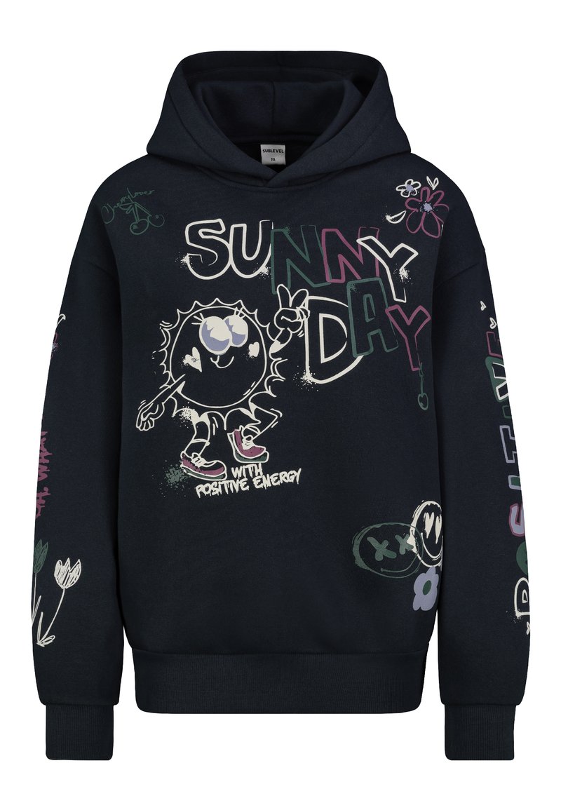 Schwarzer Hoodie mit buntem "Sunny Day"-Text, cartoonhaftem Sonnencharakter, der ein Peace-Zeichen zeigt, sowie Grafiken von Blumen und einem Smiley.
