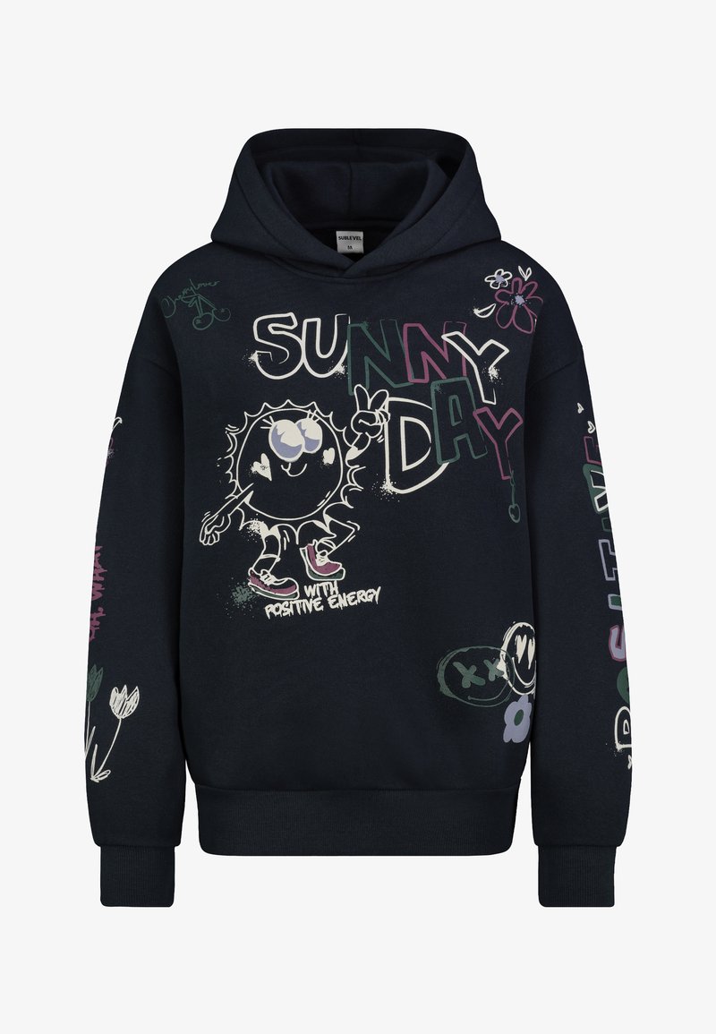 Schwarzer Hoodie mit buntem "Sunny Day"-Text, cartoonhaftem Sonnencharakter, der ein Peace-Zeichen zeigt, sowie Grafiken von Blumen und einem Smiley.