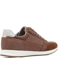 Zapatillas de cuero y ante marrón con una suela de goma blanca, que cuentan con cierre de cordones y cremallera, parte superior texturizada y tacón en contraste.