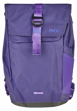 Zaino viola con patta superiore chiusa da una cinghia viola e fibbia nera, tasca laterale e logo "evoc" sulla patta frontale.