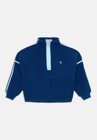 Pullover in pile blu navy con zip a un quarto nella parte anteriore, accenti azzurri sulle maniche, polsini a costine e logo ricamato. Tessuto morbido e con una trama.